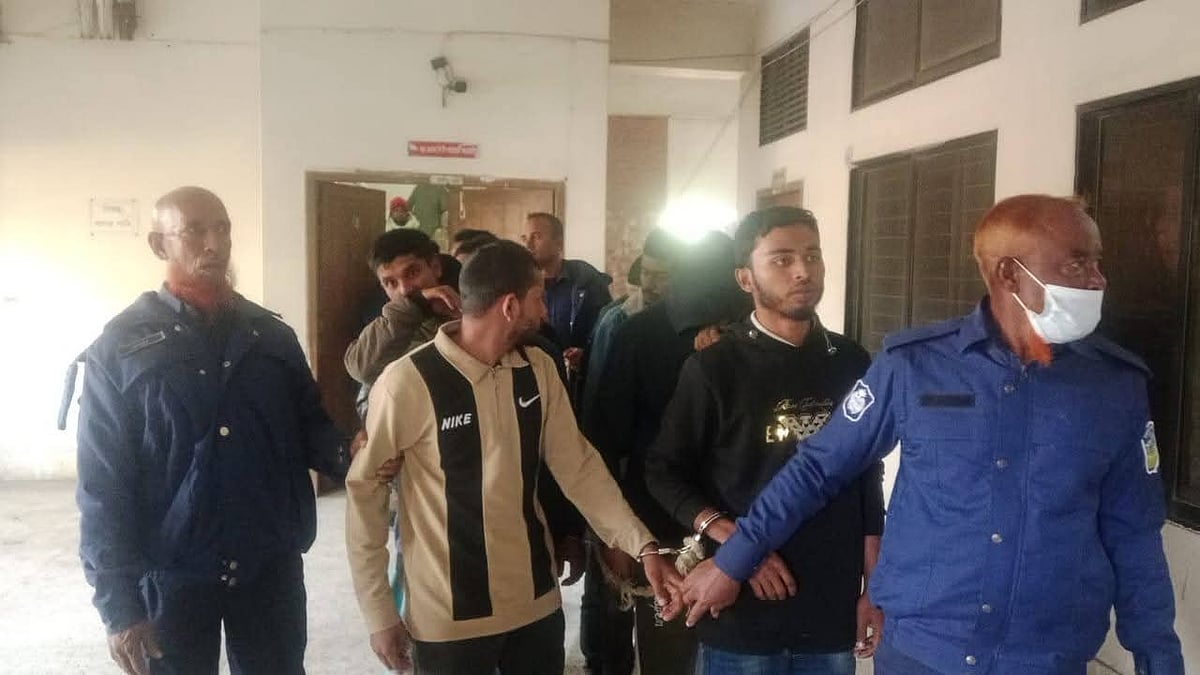 রিমান্ড শুনানির জন্য গ্রেপ্তার ১২ জনকে আদালতে তোলা হয়। আজ দুপুরে তোলা