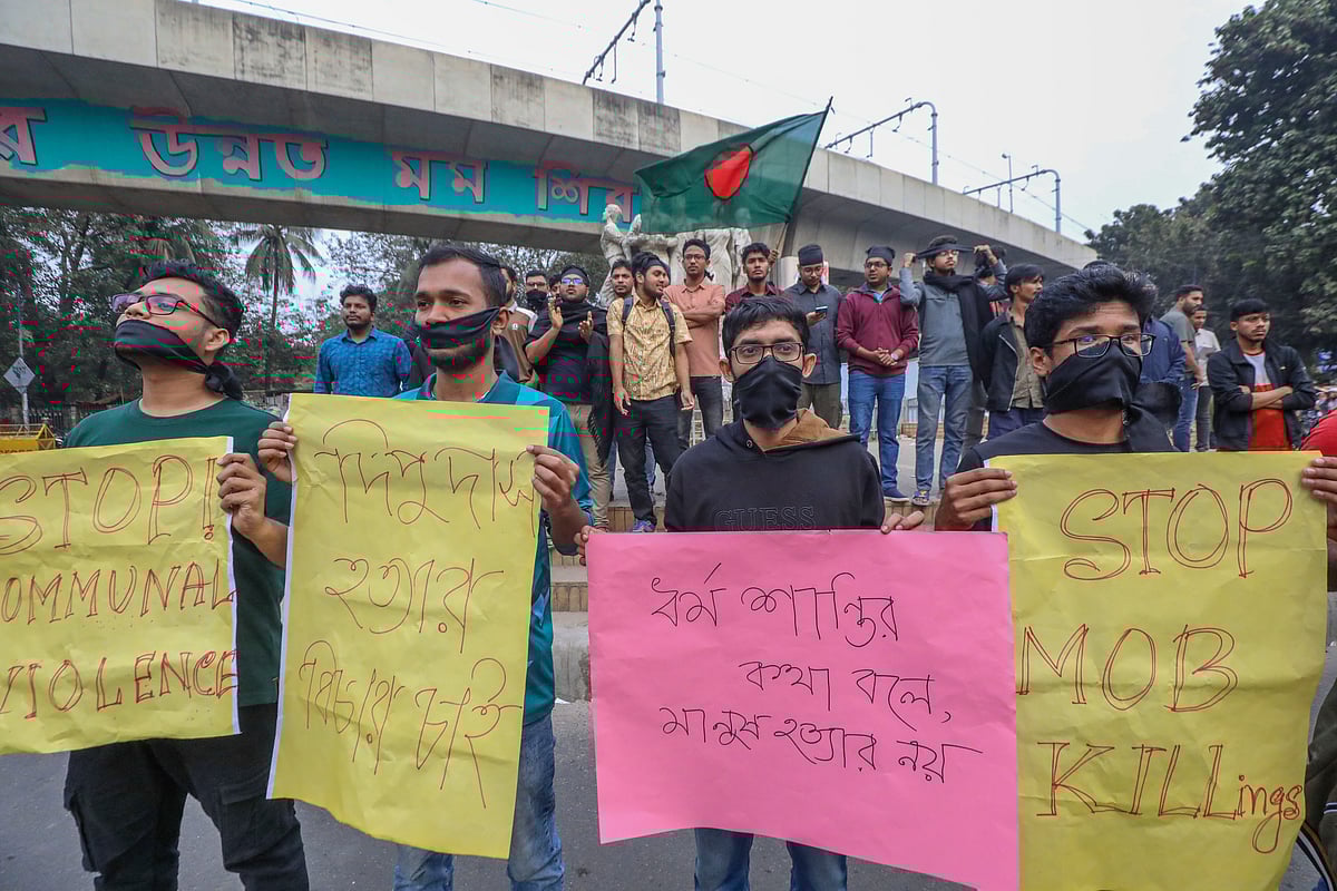 দীপু দাস হত্যার প্রতিবাদে ঢাকা বিশ্ববিদ্যালয়ে প্রতিবাদ