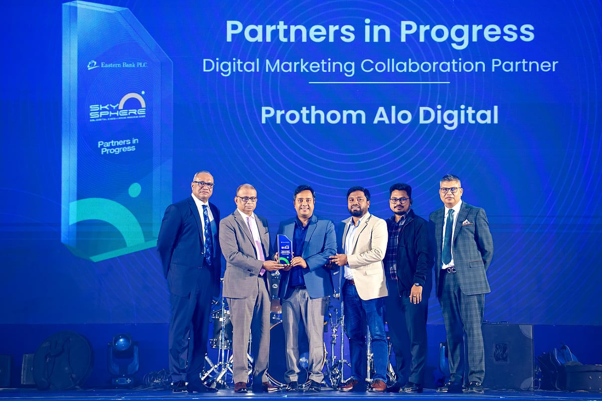 ইবিএলের ব্যবস্থাপনা পরিচালক আলী রেজা ইফতেখারের হাত থেকে সম্মাননা গ্রহণ করছেন প্রথম আলোর চিফ ডিজিটাল বিজনেস অফিসার এ বি এম জাবেদ সুলতান। ঢাকা, ২১ ডিসেম্বর