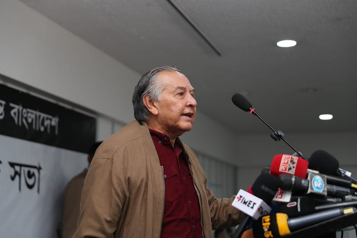 ডেইলি স্টার সম্পাদক মাহফুজ আনাম। প্রথম আলো ও ডেইলি স্টার কার্যালয়ে হামলা ও আগুন দেওয়া এবং সম্পাদক পরিষদের সভাপতি নিউ এজ সম্পাদক নূরুল কবীরকে হেনস্তা করার প্রতিবাদে আজ সোমবার ঢাকার সোনারগাঁও হোটেলে প্রতিবাদ সমাবেশে