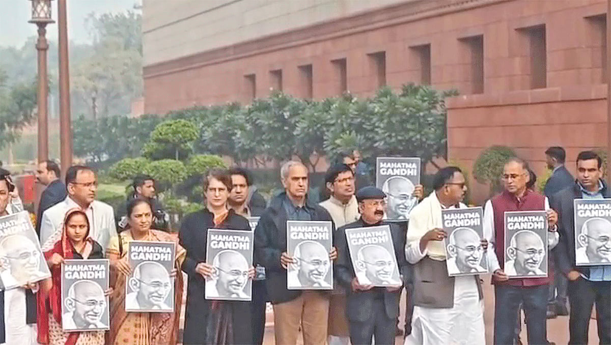 ভারতের পার্লামেন্ট চত্বরে ভিবি জি র‍্যাম জি বিলের বিরুদ্ধে বিরোধী সংসদ সদস্যদের  প্রতিবাদ