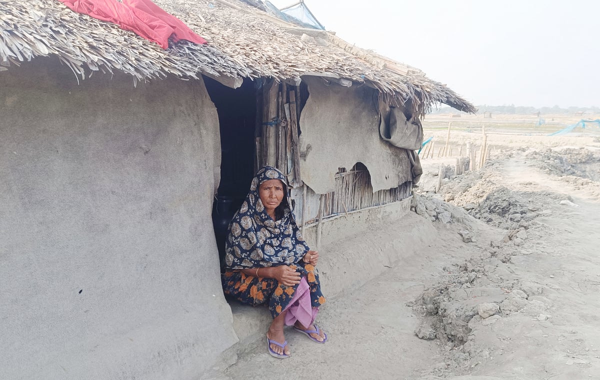 বেড়িবাঁধের ঢালে ঝুপড়ির সামনে বসে ফরিদা বেগম। শেষ বয়সে মাথা গোঁজার একটি স্থায়ী ঠিকানার অপেক্ষায় তিনি। গত রোববার খুলনার কয়রা উপজেলার আংটিহারা গ্রামে