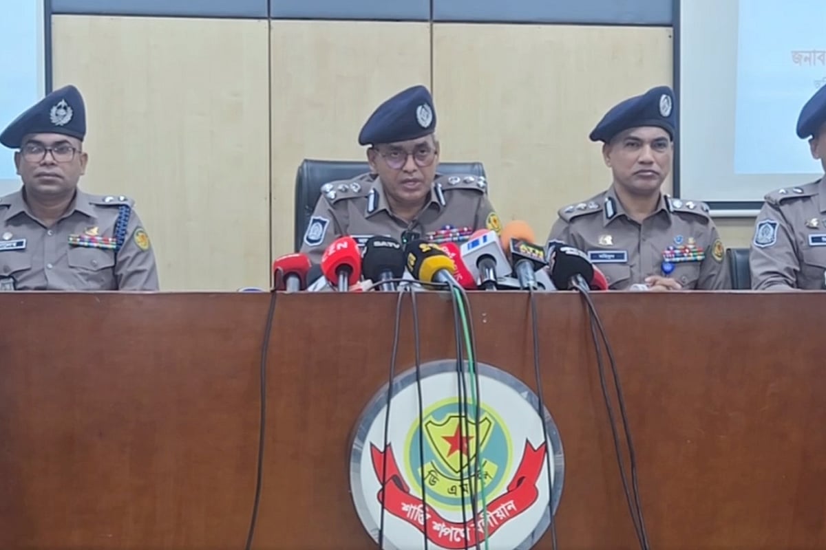 ঢাকা মহানগর পুলিশের (ডিএমপি) ব্রিফিং। আজ সোমবার দুপুরে