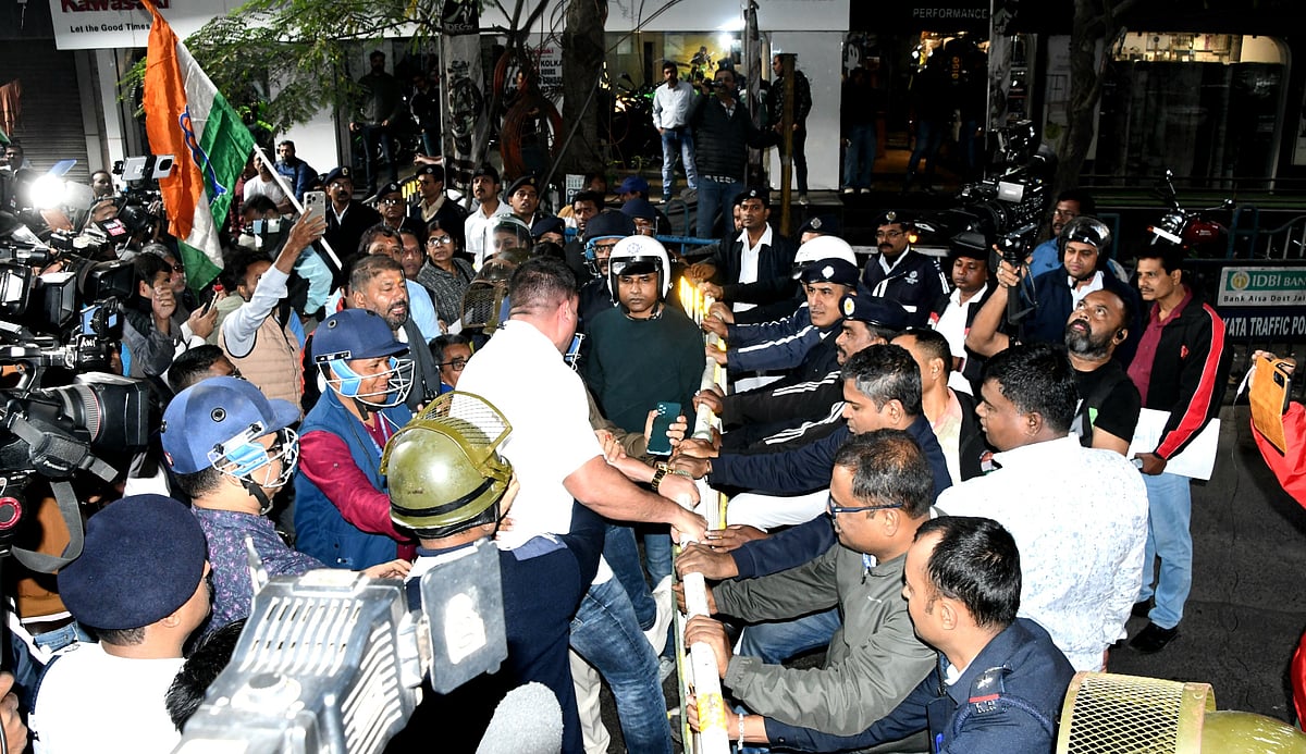 ভারতের জাতীয় কংগ্রেসের বিক্ষোভ। কলকাতায় বাংলাদেশ উপহাইকমিশন এলাকায়, ২২ ডিসেম্বর ২০২৫