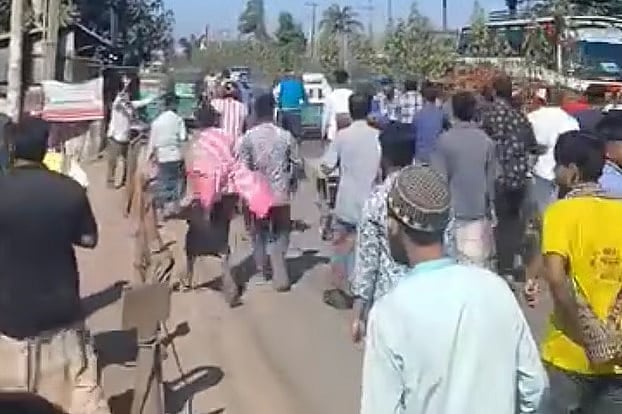 চট্টগ্রামের কর্ণফুলীতে ট্রাফিক পুলিশের অভিযানের সময় হামলার ঘটনা ঘটে