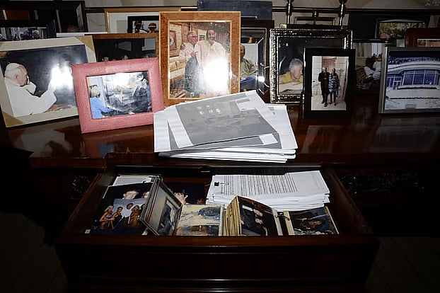 এপস্টেইনের বাড়ির টেবিল ও ড্রয়ারে মার্কিন প্রেসিডেন্ট ডোনাল্ড ট্রাম্প, সাবেক প্রেসিডেন্ট বিল ক্লিনটনসহ অনেক বিখ্যাত মানুষের ছবি