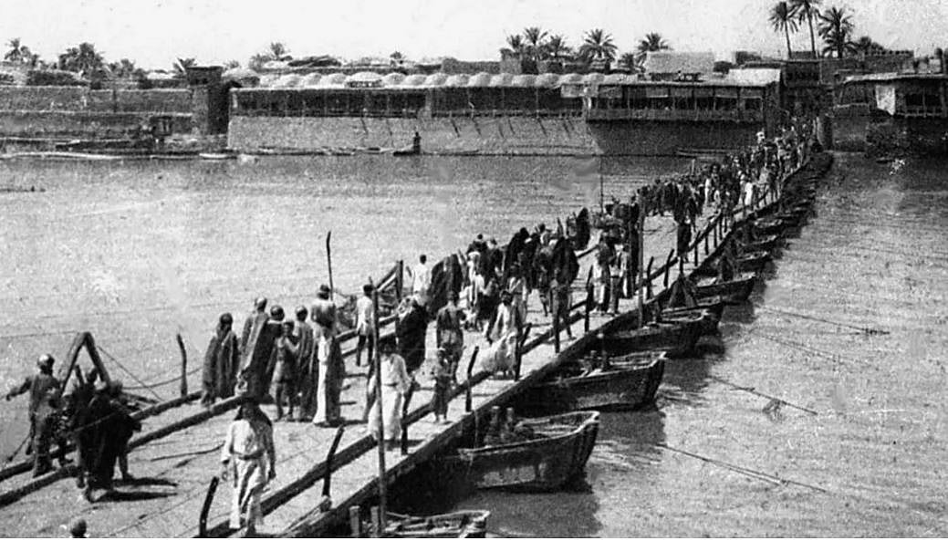 বাগদাদের একটি সেতু পার হচ্ছেন ইরাকের অধিবাসীরা। ১৯৩২ সালের ইরাক।