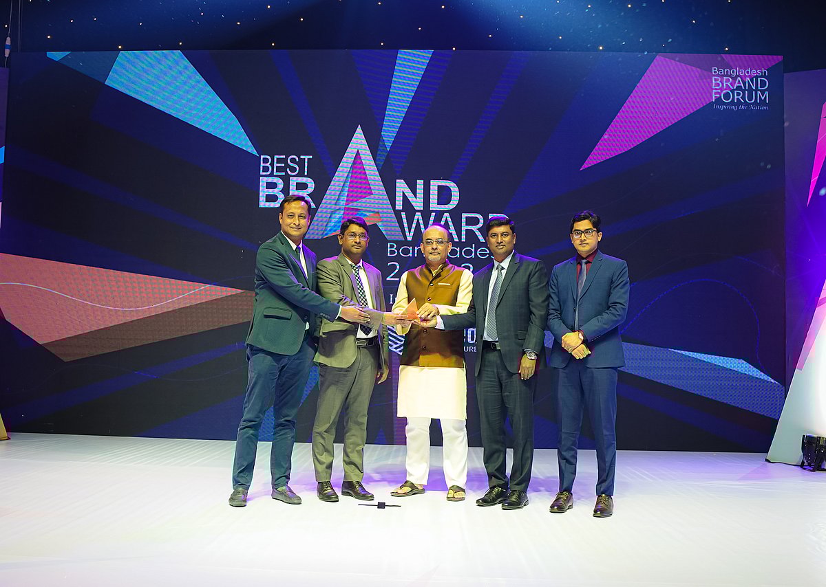 সিমেন্ট ক্যাটাগরিতে ‘বেস্ট ব্র্যান্ড অ্যাওয়ার্ড ২০২৫’-এর ক্রেস্ট গ্রহণ করছেন শাহ্ সিমেন্টের ঊর্ধ্বতন কর্মকর্তারা