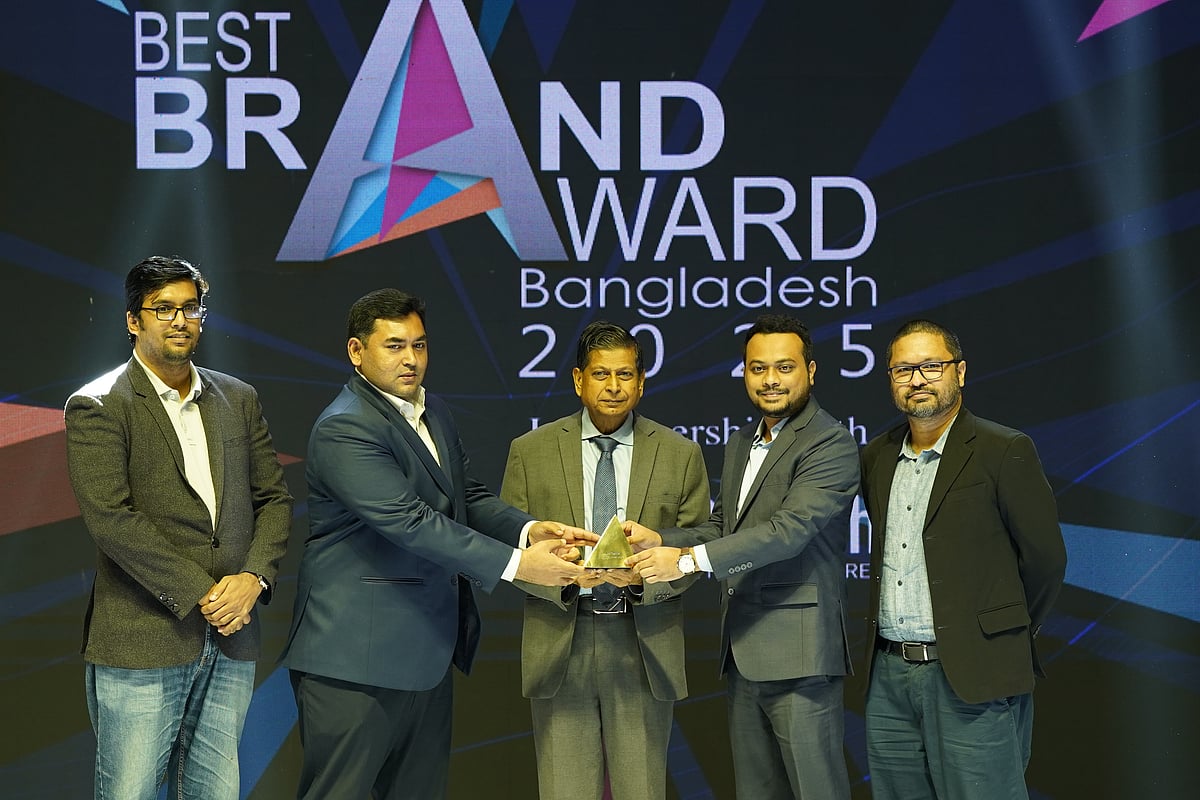 ‘মোস্ট ইমার্জিং ব্র্যান্ড’ পদক গ্রহণ করেন আমা কফির ঊর্ধ্বতন কর্মকর্তারা।