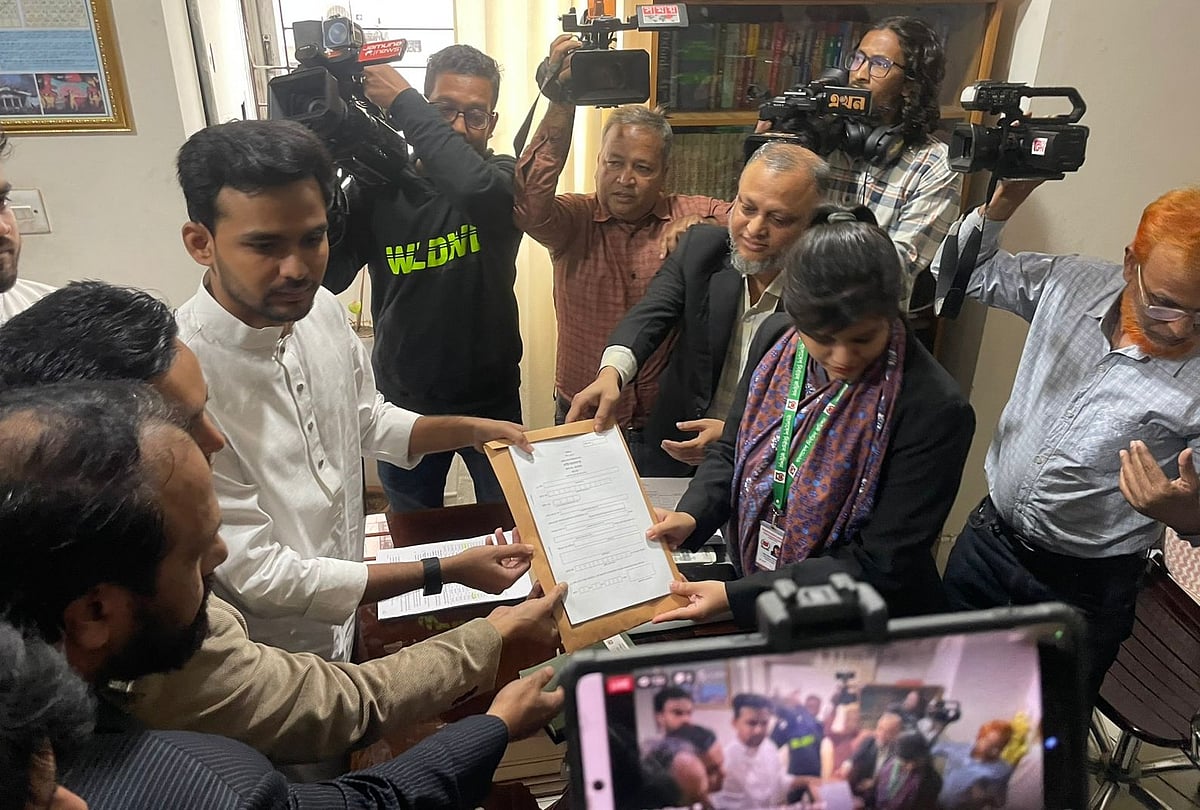 ঢাকা–১০ আসনে প্রার্থী হতে আজ সোমবার মনোনয়ন ফরম তোলেন আসিফ মাহমুদ সজীব ভুঁইয়া। ঢাকার ধানমন্ডি থানা নির্বাচন কার্যালয়ে