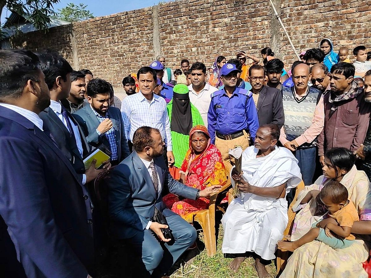 দীপু চন্দ্র দাসের পরিবারের সদস্যদের সঙ্গে কথা বলেন জেলা প্রশাসক সাইফুর রহমান। আজ দুপুর ১২টার দিকে তারাকান্দা উপজেলার বানিহালা ইউনিয়নের মোকামিয়াকান্দা গ্রামে