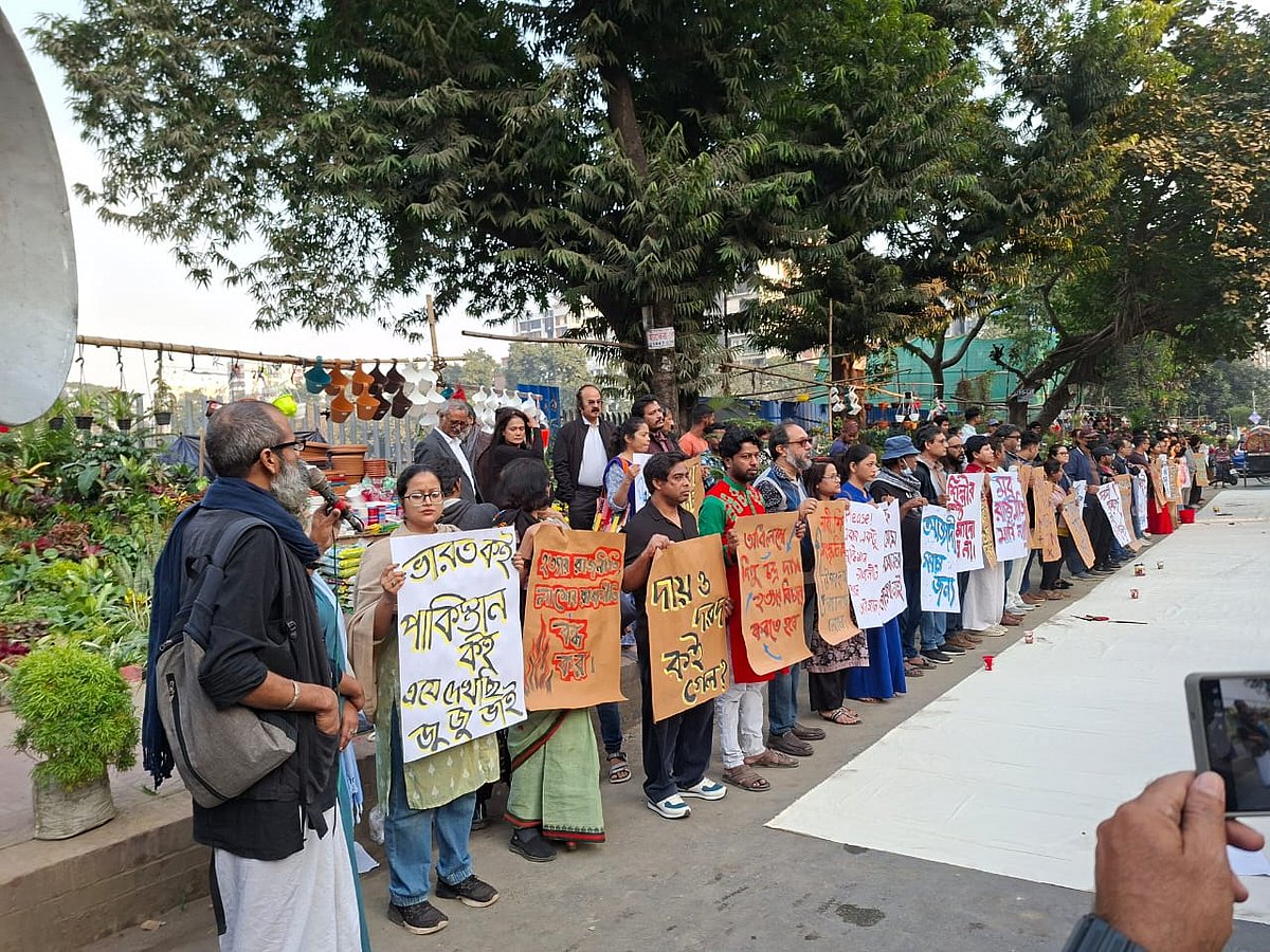 শহীদ শরিফ ওসমান বিন হাদি হত্যার বিচার এবং প্রথম আলো, ডেইলি স্টার, ছায়ানট ও উদীচী কার্যালয়ে আক্রমণের ঘটনার সুষ্ঠু তদন্ত ও জড়িত ব্যক্তিদের বিচারের দাবিতে নিপীড়নবিরোধী শিল্পী সমাজের প্রতিবাদ সমাবেশ। ধানমন্ডি, ঢাকা; ২৩ ডিসেম্বর ২০২৫