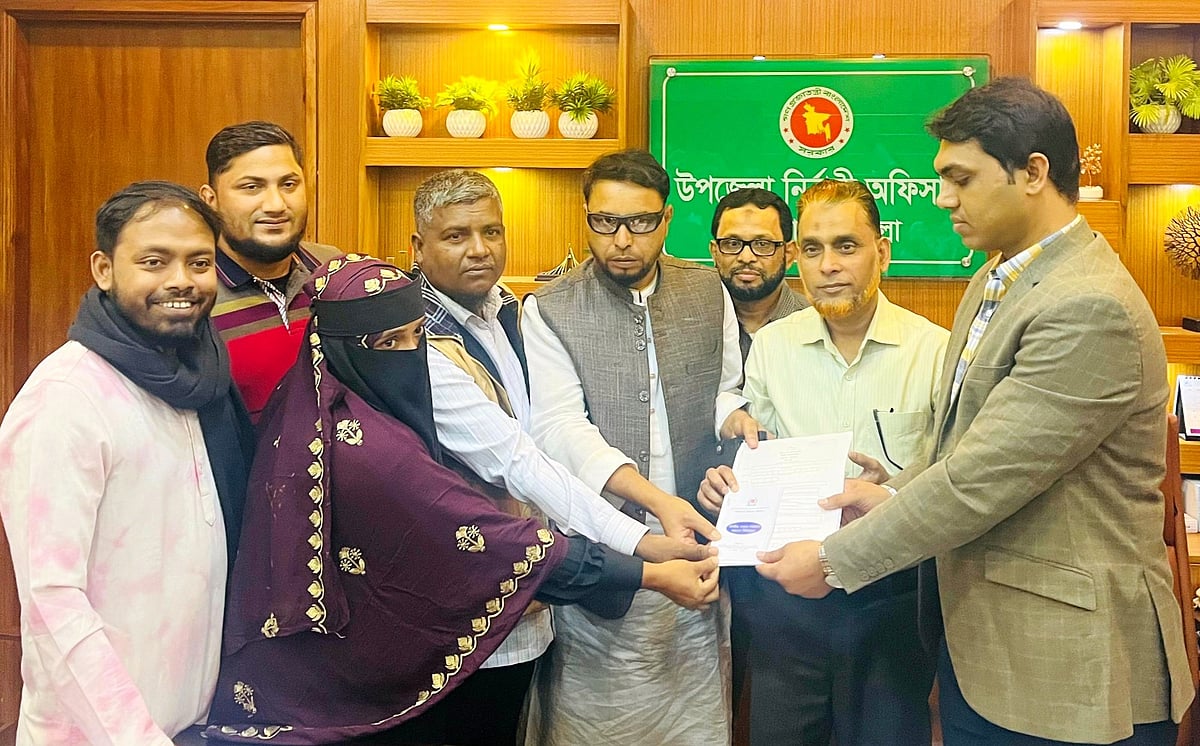 কুমিল্লায় সহকারী রিটার্নিং কর্মকর্তা ও দেবীদ্বার উপজেলা নির্বাহী কর্মকর্তা (ইউএনও) রাকিবুল ইসলামের কাছ থেকে এনসিপির নেতা-কর্মীরা হাসনাত আবদুল্লাহর পক্ষে মনোনয়নপত্র সংগ্রহ করেছেন। আজ মঙ্গলবার বিকেলে দেবীদ্বার উপজেলা নির্বাহী কর্মকর্তার কার্যালয়ে