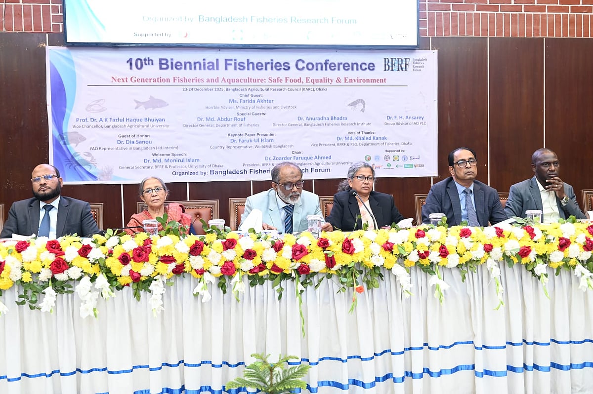 আজ মঙ্গলবার ফার্মগেটে বাংলাদেশ কৃষি গবেষণা কাউন্সিলের অডিটোরিয়ামে বাংলাদেশ ফিশারিজ রিসার্চ ফোরাম আয়োজিত দ্বিবার্ষিক ফিশারিজ কনফারেন্সে উপস্থিত অতিথিরা