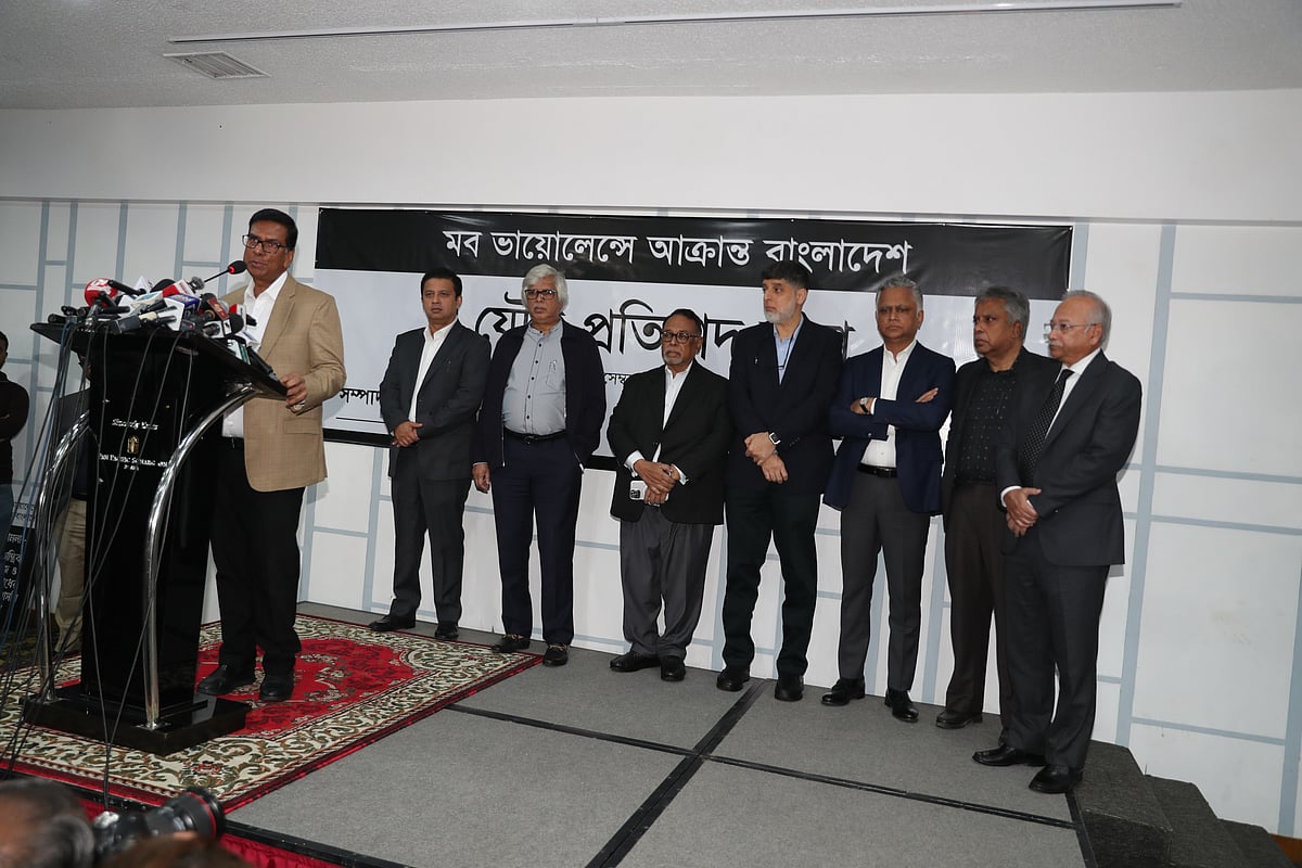 সম্পাদক পরিষদ ও সংবাদ মালিকদের সংগঠন নিউজপেপার ওনার্স অ্যাসোসিয়েশন বাংলাদেশের (নোয়াব) যৌথ প্রতিবাদ সভায় বক্তব্য দিচ্ছেন জিপিএইচ ইস্পাতের চেয়ারম্যান মোহাম্মদ আলমগীর কবীর। উপস্থিত ছিলেন দেশের বিশিষ্ট ব্যবসায়ীরা।