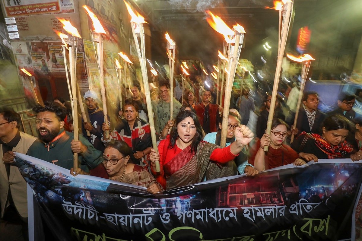 উদীচী ও ছায়ানটের কার্যালয় এবং গণমাধ্যমের ওপর হামলার প্রতিবাদে উদীচী শিল্পীগোষ্ঠীর মশালমিছিল। আজ মঙ্গলবার সন্ধ্যায় রাজধানীতে উদীচী কেন্দ্রীয় কার্যালয়ের সামনে