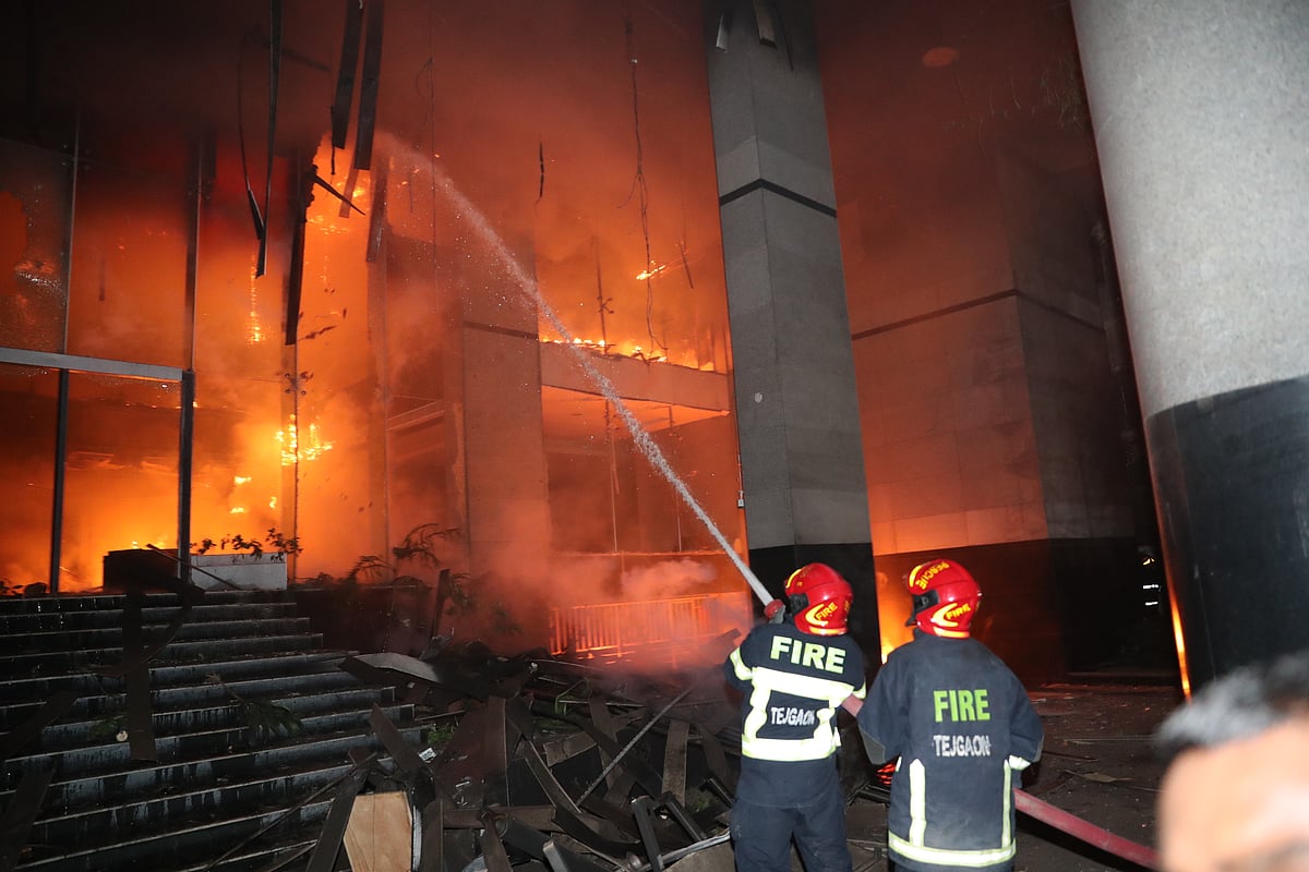 ডেইলি স্টার কার্যালয়ে সন্ত্রাসীদের দেওয়া আগুন নেভাতে কাজ করছেন ফায়ার সার্ভিসের কর্মীরা