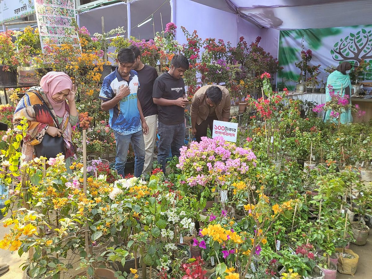 নগর কৃষি মেলায় বিভিন্ন প্রজাতির গাছ দেখছেন দর্শনার্থীরা। মঙ্গলবার রাজধানীর মানিক মিয়া অ্যাভিনিউয়ের রাজধানীর উচ্চ বিদ্যালয় মাঠে