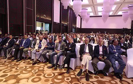 চট্টগ্রাম বিভাগীয় ব্যবসায়ী ফোরামের উদ্যোগে আয়োজিত ব্যবসায়ী সংলাপে উপস্থিত আমন্ত্রিত অতিথি ও ব্যবসায়ীরা। সংলাপে চট্টগ্রামকে প্রকৃত অর্থে বাণিজ্যিক রাজধানী হিসেবে প্রতিষ্ঠার দাবি জানান ব্যবসায়ীরা। গতকাল নগরীর র‍্যাডিসন ব্লু হোটেলে