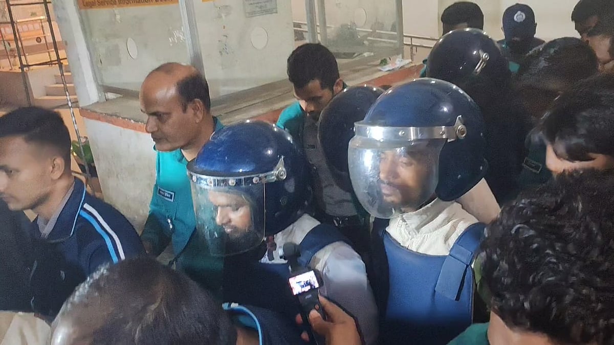 আদালত থেকে আসামিদের কারাগারে নেওোয় সময় ছবিটি তোলা। ২৩ ডিসেম্বর