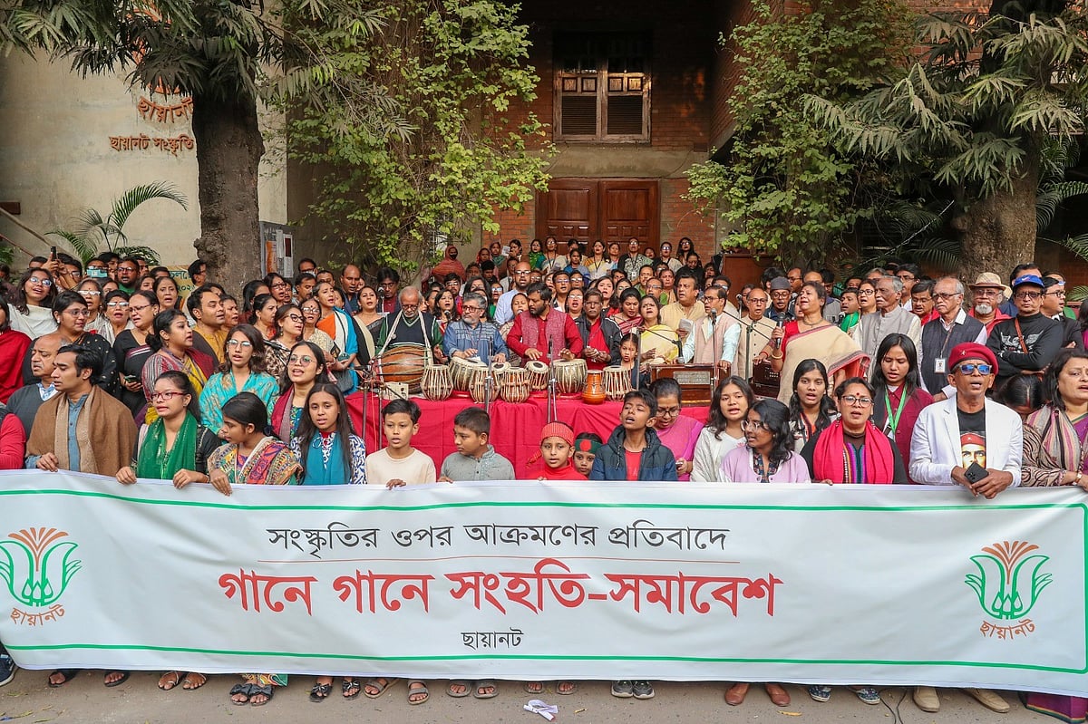 হামলার প্রতিবাদ গানে গানে জানায় ছায়ানট। আজ মঙ্গলবার ঢাকার ধানমন্ডিতে ছায়ানট ভবনের সামনে ছিল এই কর্মসূচি