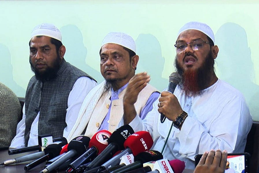 সাংবাদিকদের সঙ্গে মতবিনিময় সভায় বক্তব্য দেন ইসলামী আন্দোলন বাংলাদেশের জ্যেষ্ঠ নায়েবে আমির মুফতি সৈয়দ মুহাম্মদ ফয়জুল করীম। আজ মঙ্গলবার রাতে বরিশাল প্রেসক্লাব মিলনায়তনে