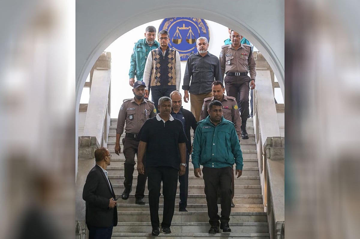 আন্তর্জাতিক অপরাধ ট্রাইব্যুনালে আজ মঙ্গলবার শুনানি শেষে বেরিয়ে আসছেন গুমের মামলার আসামি সেনা কর্মকর্তারা। এই শুনানিতেই বিচারকের সঙ্গে চিফ প্রসিকিউটরের উত্তপ্ত বাক্যবিনিময় হয়