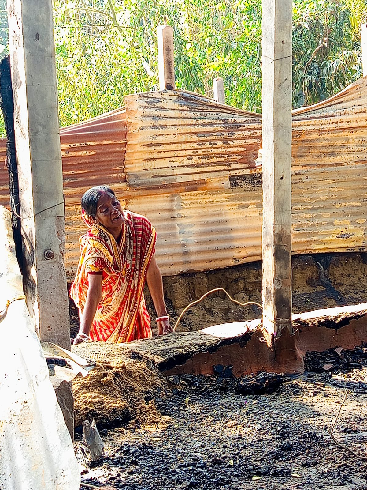 পুড়ে যাওয়া ঘরের সামনে আহাজারি করছেন এক নারী। আজ সকালে তোলা