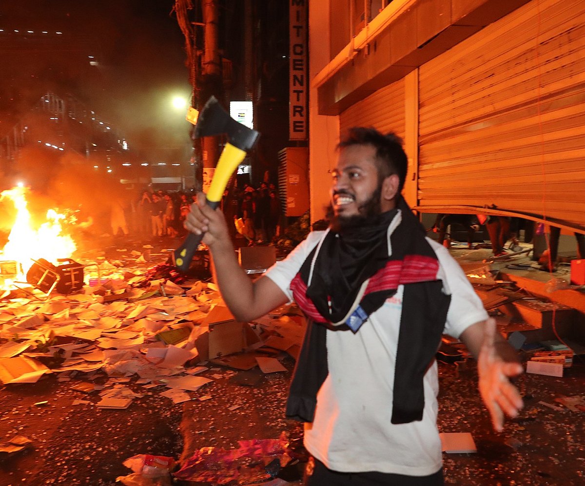 প্রথম আলো কার্যালয়ে হামলার সময় কুড়াল হাতে মাইনুল ইসলাম