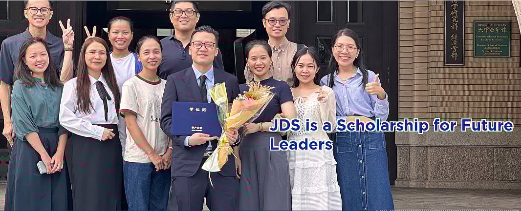 স্নাতক ডিগ্রিসহ ১৬ বছরের একাডেমিক ক্যারিয়ার থাকতে হবে। কমপক্ষে দুটি প্রথম বিভাগ/শ্রেণি থাকতে হবে আবেদনের ক্ষেত্রে