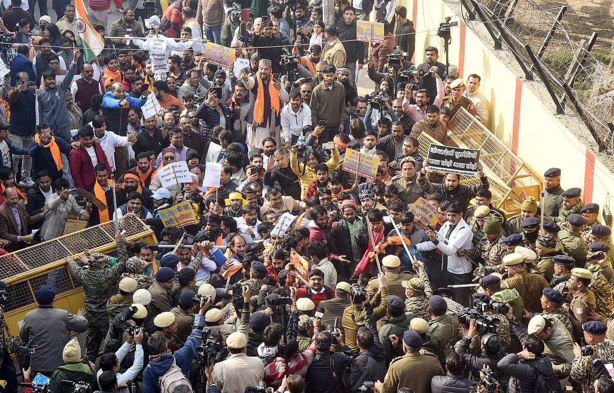 নয়াদিল্লিতে বাংলাদেশ হাইকমিশন অভিমুখে হিন্দুত্ববাদী সংগঠন বিশ্ব হিন্দু পরিষদের বিক্ষোভের এক পর্যায়ে পুলিশের সঙ্গে তাদের সংর্ঘষ বেঁধে যায়। ২৩ ডিসেম্বর ২০২৫, নয়াদিল্লি