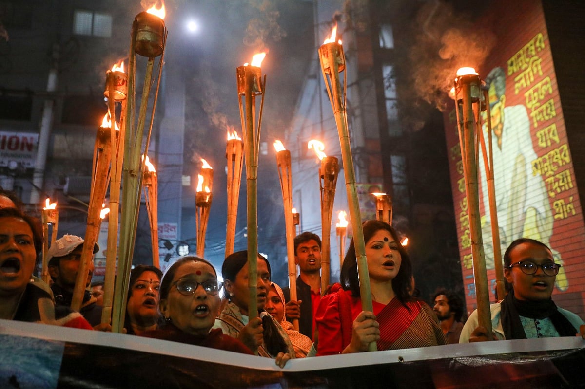 উদীচী ও ছায়ানটের কার্যালয় এবং গণমাধ্যমের ওপর হামলার প্রতিবাদে উদীচী শিল্পীগোষ্ঠীর মশালমিছিল। রাজধানীতে উদীচী কেন্দ্রীয় কার্যালয়ের সামনে