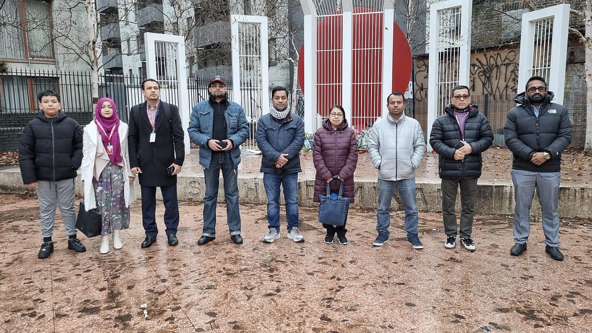 প্রথম আলো ও ডেইলি স্টার কার্যালয়ে হামলা, অগ্নিসংযোগ, লুটপাট এবং সম্পাদক পরিষদের সভাপতি নিউ এজ সম্পাদক নূরুল কবীরকে হেনস্তার প্রতিবাদে মানববন্ধনে বাংলাদেশ প্রেসক্লাব ইউকের সদস্যরা। সোমবার লন্ডনের আলতাব আলী পার্কে