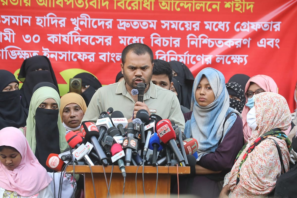 ইনকিলাব মঞ্চ আয়োজিত ‘শহীদি শপথ’ অনুষ্ঠানে বক্তব্য দেন শহীদ শরিফ ওসমান বিন হাদির ভাই শরিফ ওমর বিন হাদি। শাহবাগ, ঢাকা; ২৩ ডিসেম্বর ২০২৫