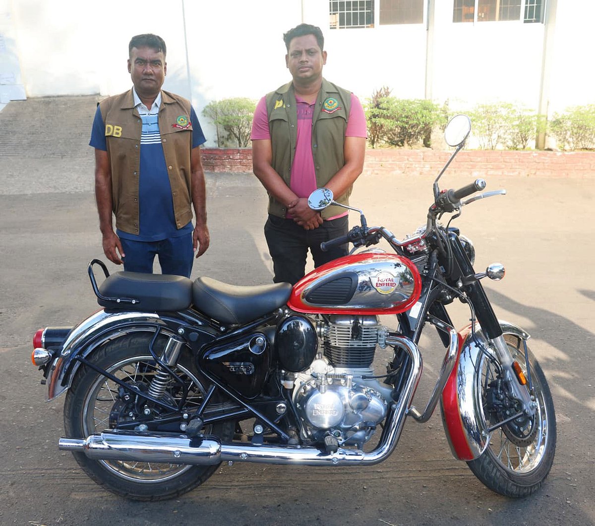 সোনা চৃুরির টাকায় কেনা ‘রয়েল এনফিল্ড’ মোটরসাইকেল, যা পুলিশ জব্দ করেছে