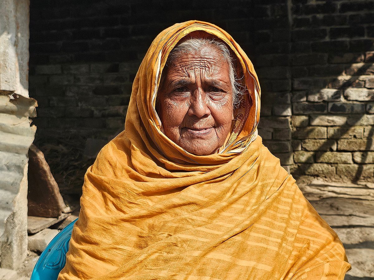 নিজ বাড়ি থেকে বের করে দেওয়ায় স্বজনদের বাড়িতে আশ্রয় নিয়েছেন। প্রায় ৭০ বছর বয়সী ওই বৃদ্ধার নাম নিগারন নেছা। আজ মঙ্গলবার দুপুরে মেহেরপুর সদর উপজেলার টেংরামারী গ্রামে