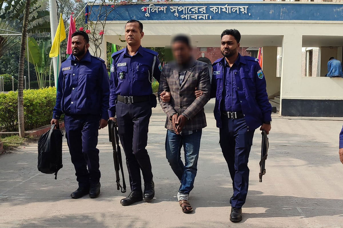 গ্রেপ্তার মো. জহুরুল মোল্লাকে আদালতে নেওয়া হচ্ছে। আজ মঙ্গলবার দুপুর সাড়ে ১২টার দিকে পাবনা পুলিশ সুপারের কার্যালয়ে