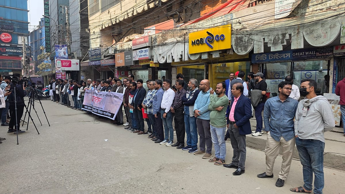 প্রথম আলো ও দ্য ডেইলি স্টার কার্যালয়ে হামলা, ভাঙচুর ও অগ্নিসংযোগের প্রতিবাদে নারায়ণগঞ্জে কর্মরত সাংবাদিকদের মানববন্ধন। আজ মঙ্গলবার বেলা ১১টার দিকে নারায়ণগঞ্জ প্রেসক্লাব চত্বরে