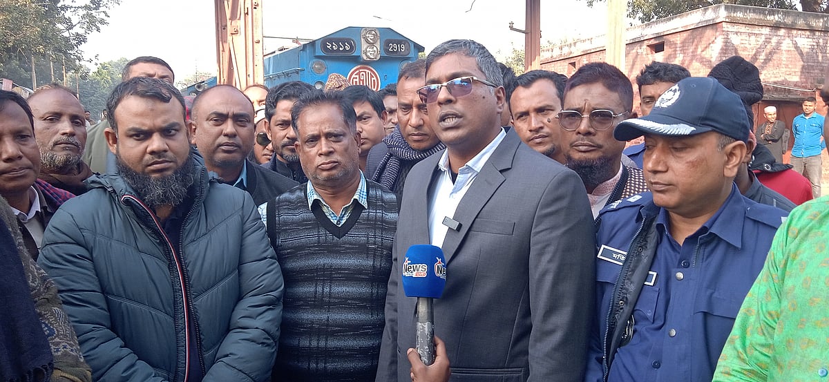 তারেক রহমানকে স্বাগত জানাতে ঢাকায় যাওয়ার জন্য ভাড়ায় বিশেষ ট্রেন বরাদ্দ না পেয়ে লালমনিরহাট রেলস্টেশনে সকাল নয়টা থেকে বেলা তিনটা পর্যন্ত অবস্থান কর্মসূচি পালন করেন বিএনপির নেতা–কর্মীরা। মঙ্গলবার লালমনিরহাট রেলস্টেশনে