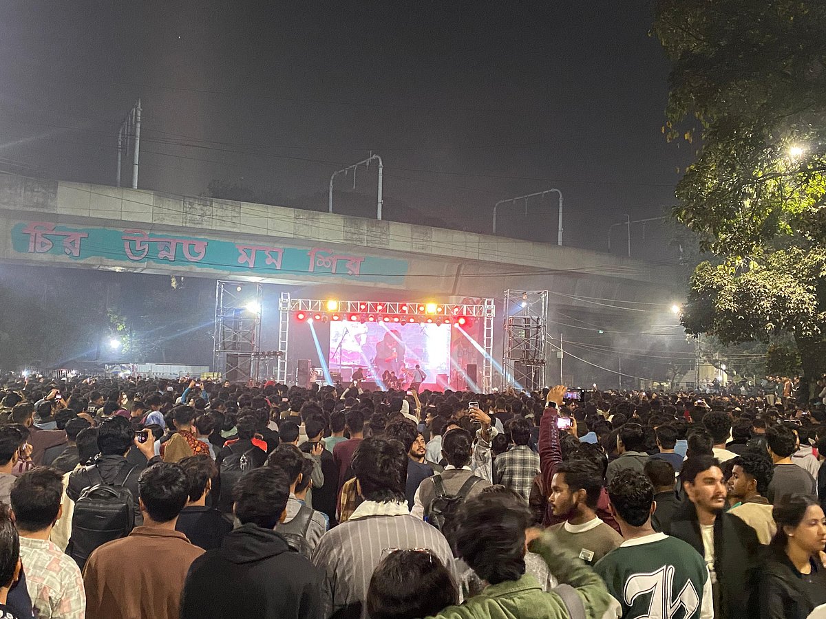 ঢাকা বিশ্ববিদ্যালয়ে (ঢাবি) রাজু ভাস্কর্যের পাদদেশে ‘প্রত্যাবর্তন ২৫’ কনসার্টের আয়োজন করেছেন একদল শিক্ষার্থী