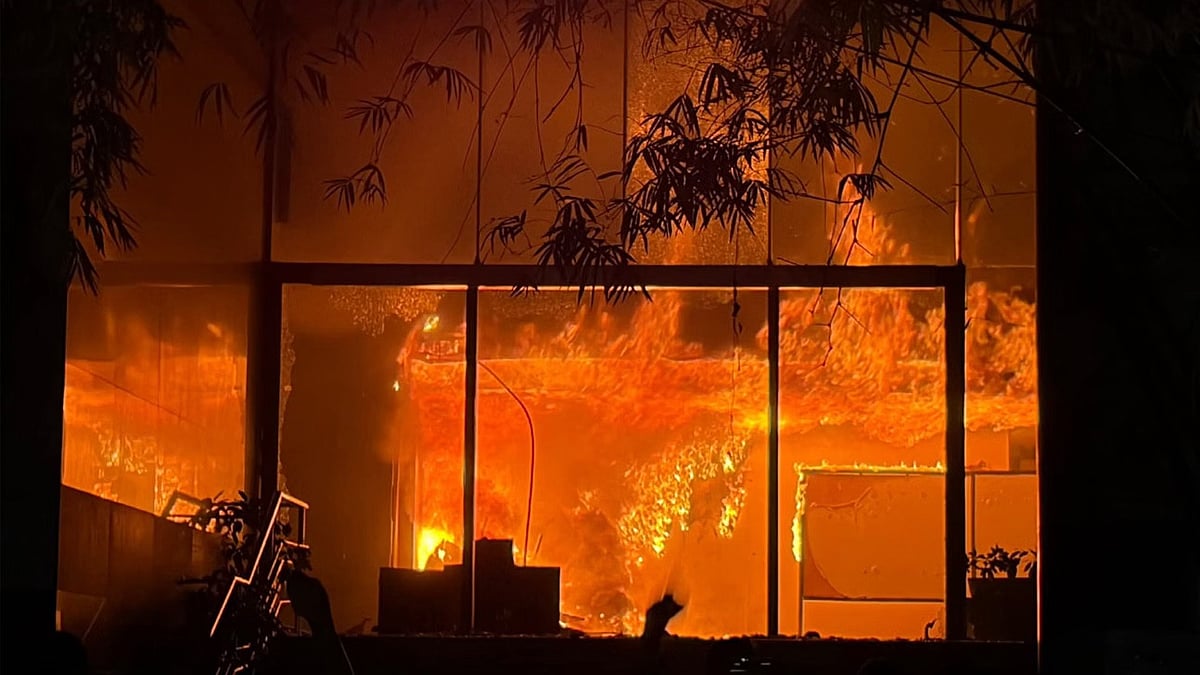 গত বৃহস্পতিবার রাতে সন্ত্রাসীরা রাজধানীর কারওয়ান বাজারে ডেইলি স্টার কার্যালয়ে হামলা করে ভাঙচুর, লুটপাট চালানোর পরে আগুন ধরিয়ে দেয়