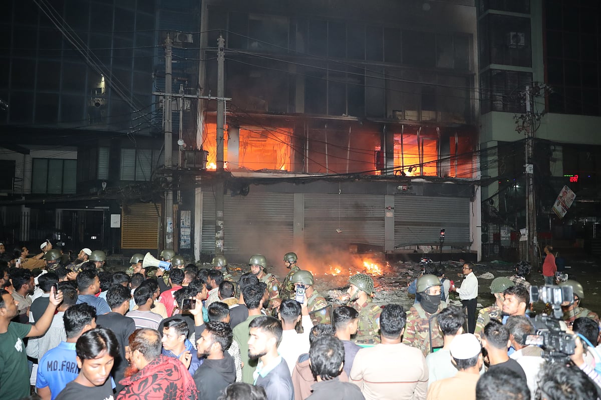 ডেইলি স্টার ও প্রথম আলোতে হামলা কেবল তাদের অবকাঠামোর ওপর আঘাত নয়। এগুলো নাগরিকদের জানার, প্রশ্ন করার এবং ভিন্নমত পোষণের অধিকারের ওপর আক্রমণ।