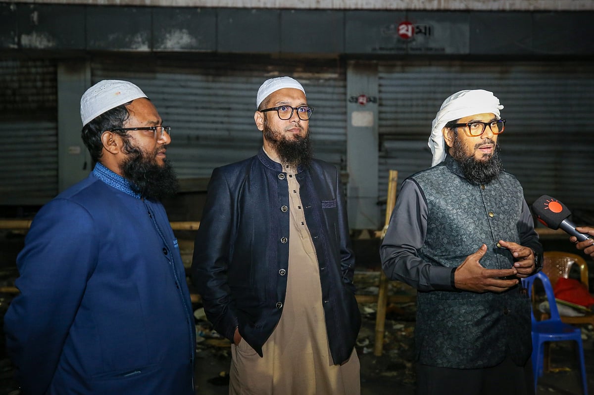 হামলা ও অগ্নিসংযোগে পুড়ে যাওয়া প্রথম আলো কার্যালয় ভবন পরিদর্শন করেন ইসলামী আন্দোলনের নেতারা। কারওয়ান বাজার, রাজধানী। ২৪ ডিসেম্বর