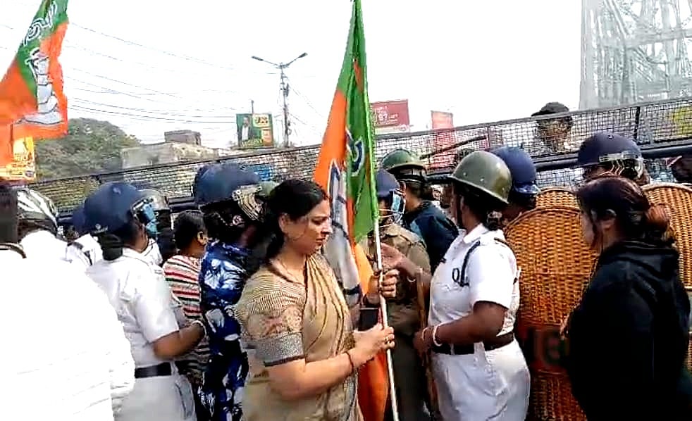 বিজেপির সমর্থকেরা ঐতিহাসিক হাওড়া ব্রিজের কাছে জড়ো হয়ে বাংলাদেশে হিন্দু নির্যাতনের অভিযোগ এনে বিক্ষোভ মিছিল বের করার চেষ্টা করলে পুলিশ বাধা দেয়। ২৪ ডিসেম্বর, ২০২৫