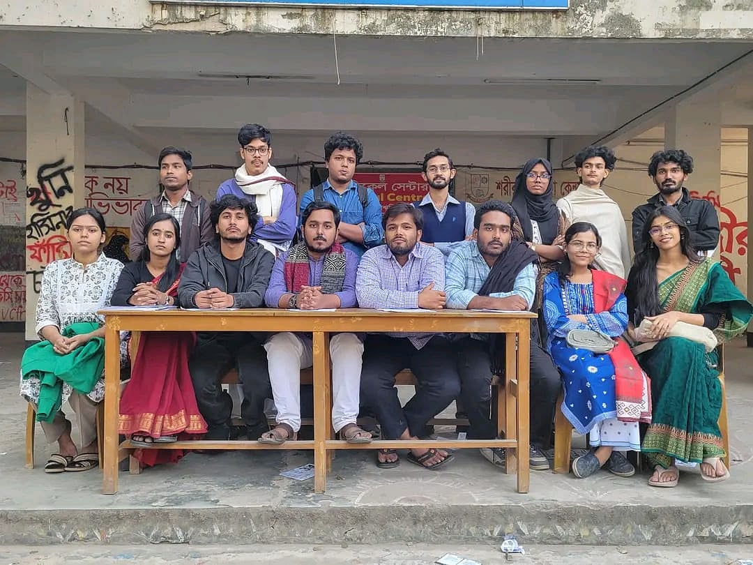 জগন্নাথ বিশ্ববিদ্যালয় কেন্দ্রীয় শিক্ষার্থী সংসদ (জকসু) ও হল সংসদ নির্বাচন নিয়ে শিক্ষক লাউঞ্জে সংবাদ সম্মেলন করেছে শিক্ষকদের সংগঠন ‘ইউনিভার্সিটি টিচার্স লিংক’ (ইউটিএল)