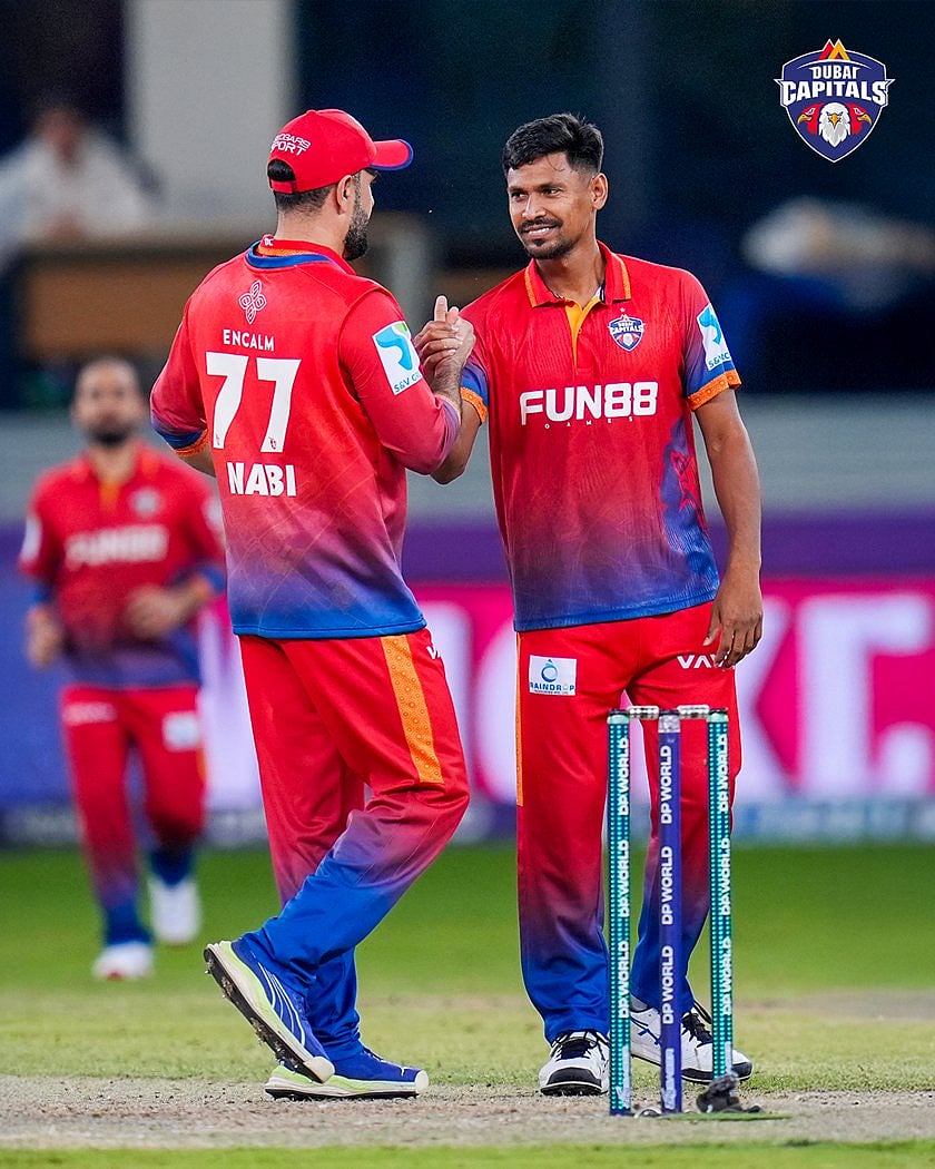 শারজার বিপক্ষে উইকেট পাওয়ার পর মোস্তাফিজকে অভিনন্দন মোহাম্মদ নবীর