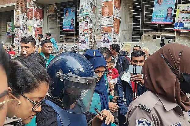 তালিকাভুক্ত শীর্ষ সন্ত্রাসী সুব্রত বাইনের মেয়ে খাদিজা ইয়াসমিন। ১৮ ডিসেম্বর ঢাকার মেট্রোপলিটন ম্যাজিস্ট্রেট আদালতে হাজির করার সময়