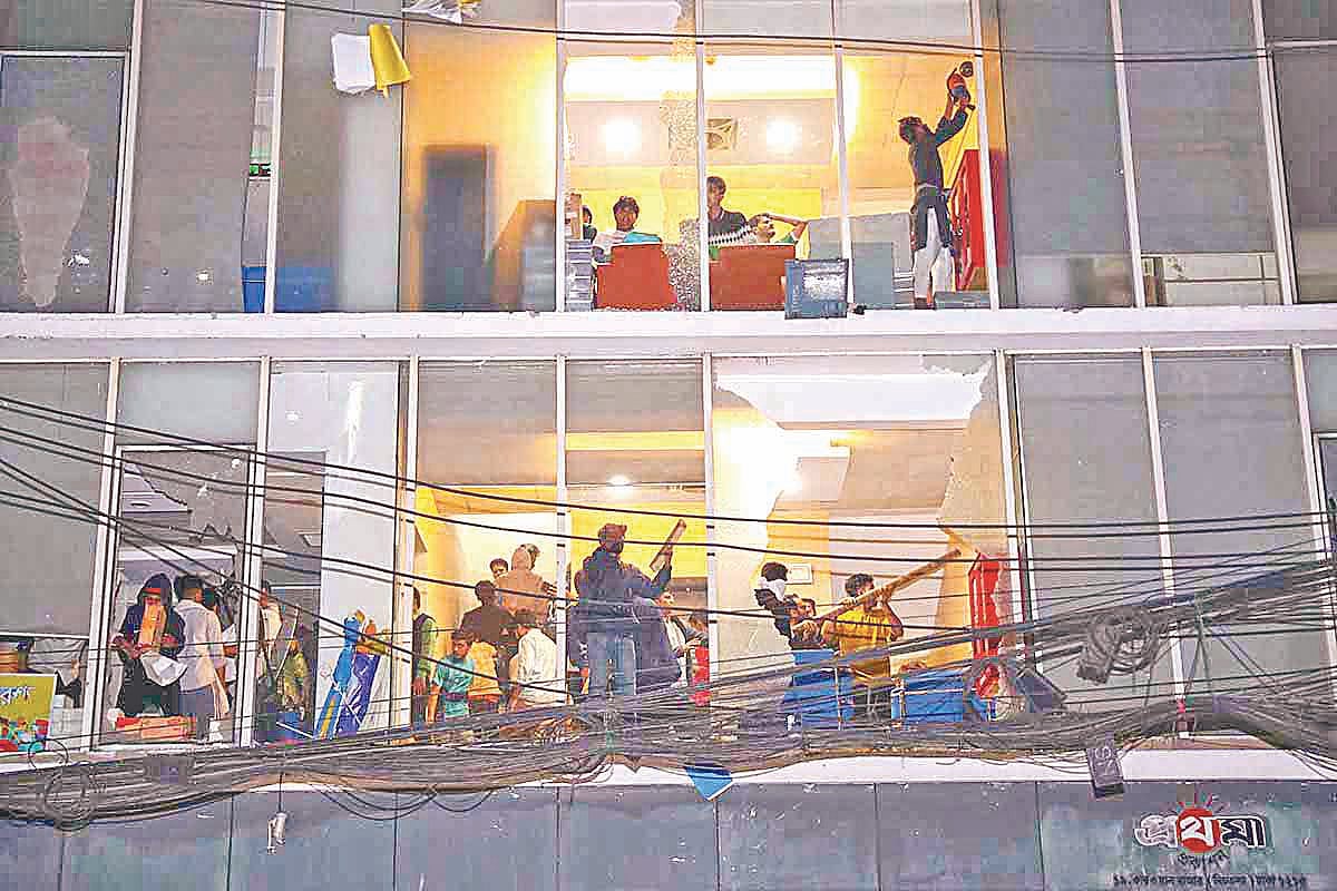 ১৮ নভেম্বর রাতে প্রথম আলো কার্যালয়ে সন্ত্রাসী হামলা, লুটপাট ও অগ্নিসংযোগ করা হয়।