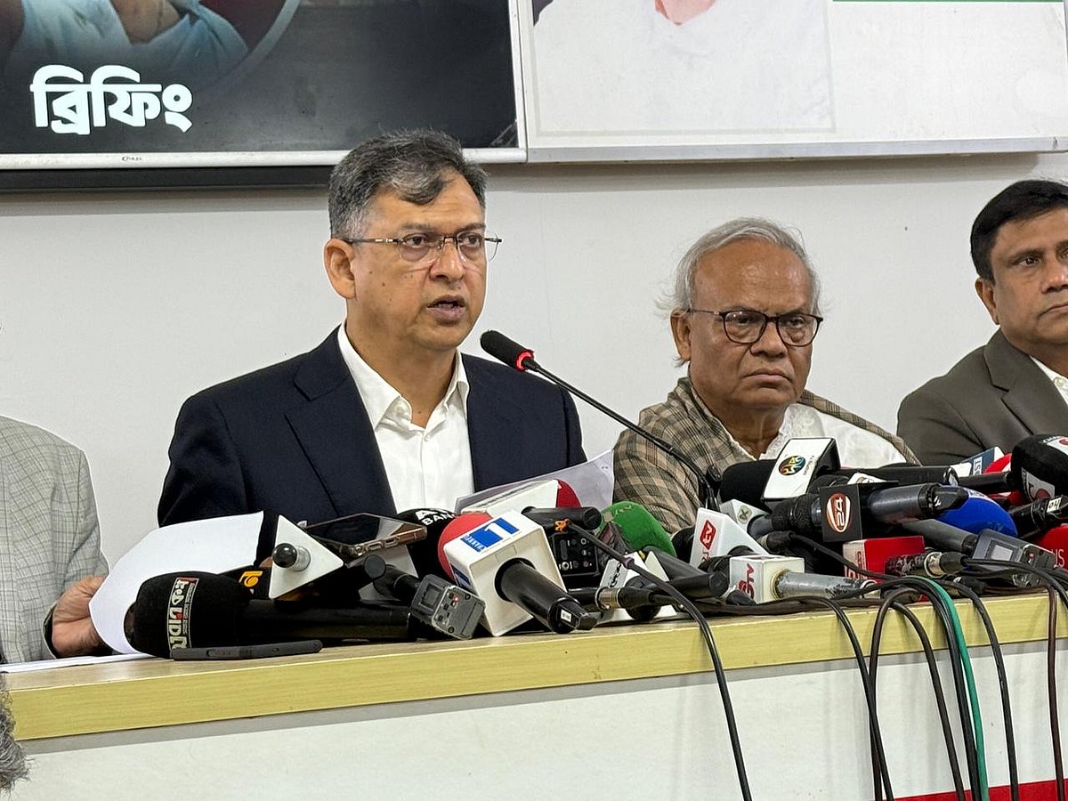 আজ বুধবার দুপুরে গুলশানে বিএনপির চেয়ারপারসনের কার্যালয়ে সংবাদ সম্মেলনে এসব কথা বলেন ‘তারেক রহমান স্বদেশ প্রত্যাবর্তন কমিটি’র আহ্বায়ক সালাহউদ্দিন আহমদ