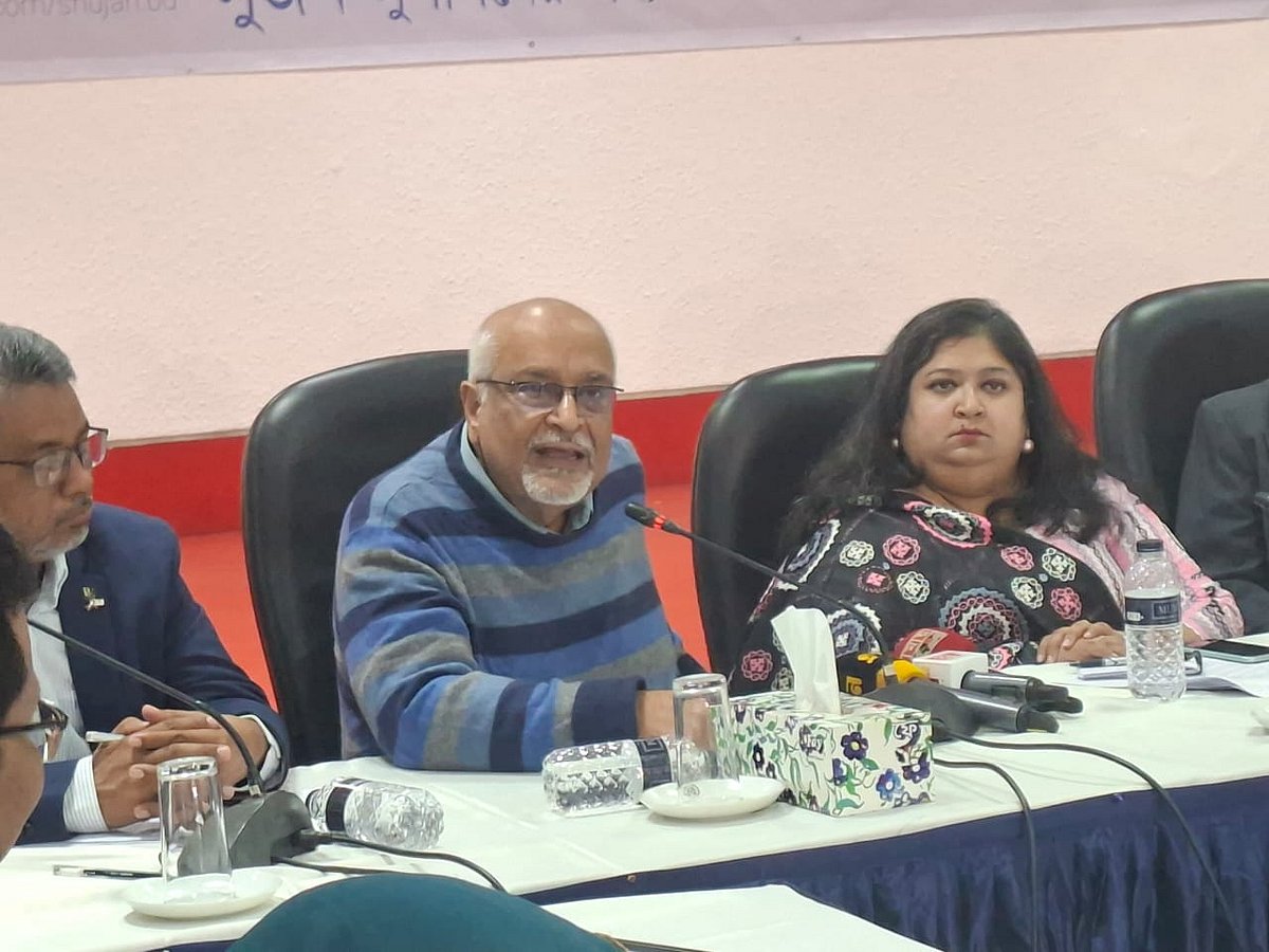 গোলটেবিল বৈঠকে দেবপ্রিয় ভট্টাচার্য। আজ বুধবার সকালে রাজধানীর সিরডাপ মিলনায়তনে